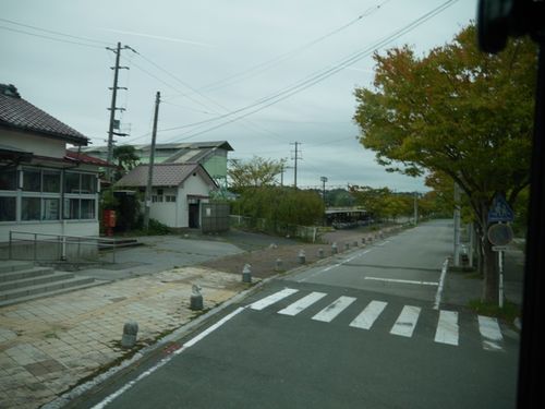 小高駅と高校生の自転車 